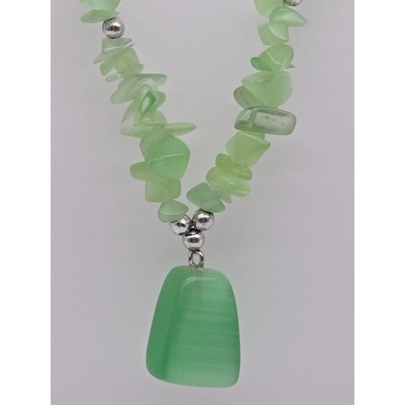 Green Quartz Stone Chip Beaded 16" Pendant Necklace - Picture 2 of 10